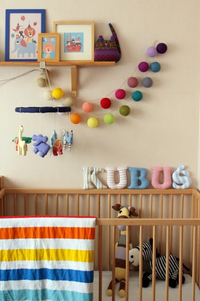 kolorowe cotton ball lights w pokoju dziecięcym